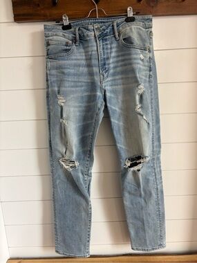 Men’s American eagle Light Wash Distressed denim 32x32